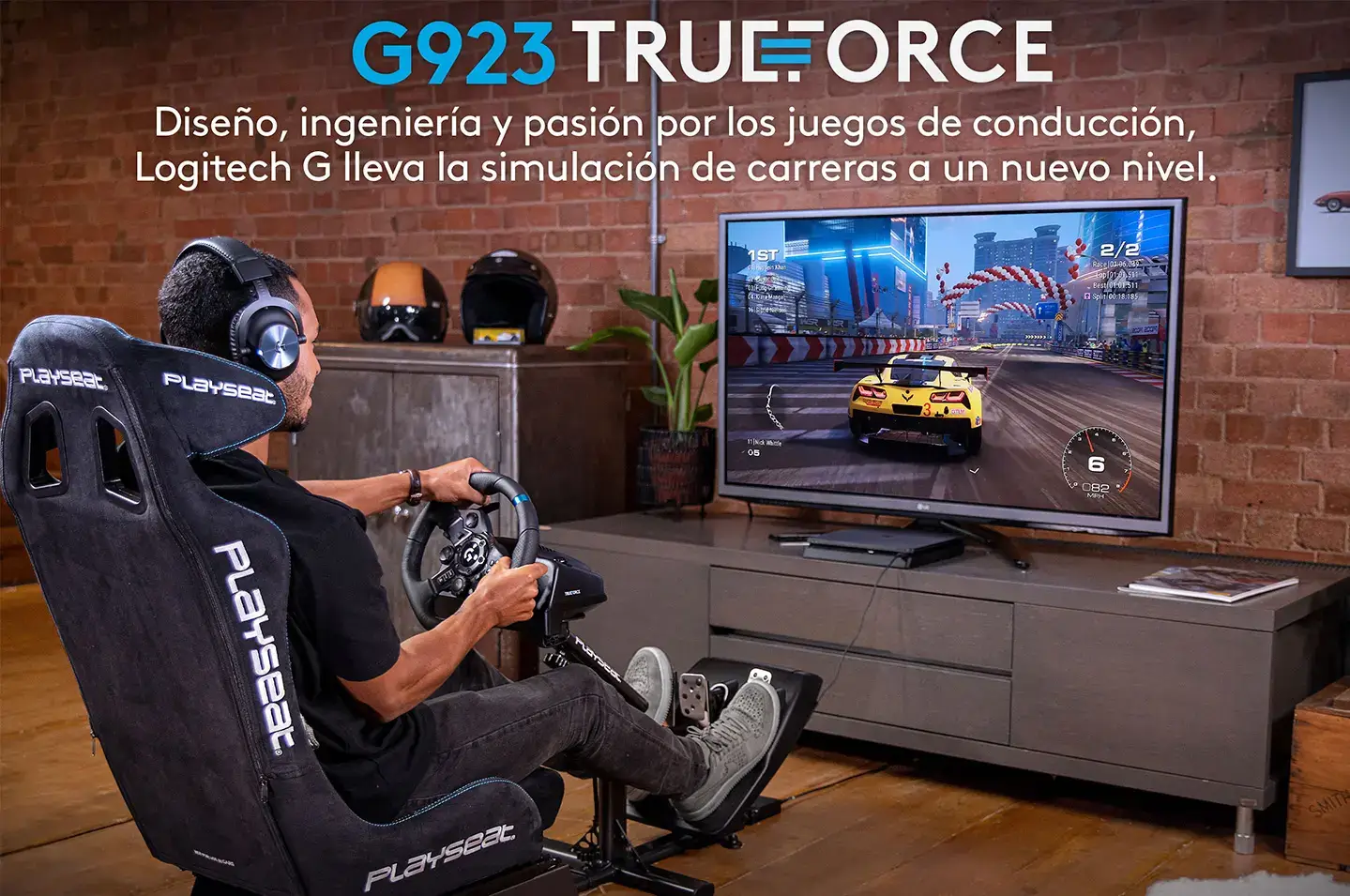 Chico frente a una tele jugando a un videojuego de carreras con su volante, pedales, sillón y auriculares Logitech