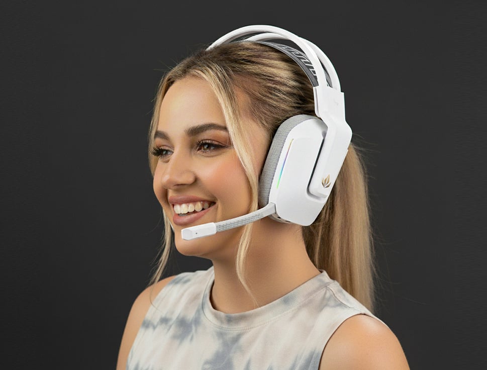 Persona usando auriculares gaming